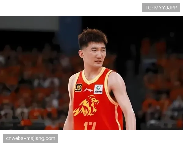 特写：终场哨响，孙铭徽独自坐在空荡的球场中央